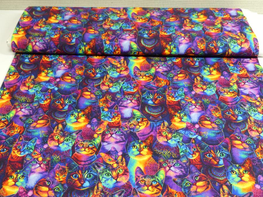Patchworkstoff mit Katzen in Neonfarben von Timeless Treasures